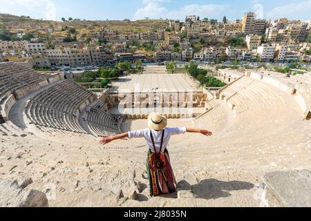 Vista posteriore della bella giovane donna di fronte al Teatro Romano del Sud, Amman, Giordania Foto Stock