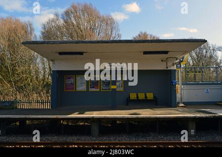 MANOR ROAD. WIRRAL. INGHILTERRA. 03-12-21. Il riparo piattaforma alla stazione ferroviaria di Manor Road Hoylake. Sulla Merseyrail strada elettrica per West Kirby. Foto Stock