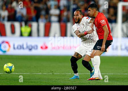 Sevilla, Spagna. 11th maggio 2022. Sevilla, Spagna. 11 maggio 2022, Nemanja Gudelj del Sevilla FC e Rodrigo Battaglia del RCD Mallorca durante la partita la Liga tra Sevilla FC e RCD Mallorca disputata allo Stadio Sanchez Pizjuan il 11 maggio 2022 a Sevilla, Spagna. (Foto di Antonio Pozo/PRESSINPHOTO) Credit: PRESSINPHOTO SPORTS AGENCY/Alamy Live News Foto Stock