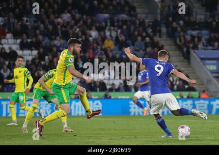 Jamie Vardy #9 di Leicester City prende un colpo che devia fuori Grant Hanley #5 di Norwich City e va dentro per renderlo 1-0 Foto Stock