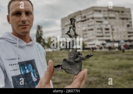 Kharkiv, Ucraina. 11th maggio 2022. Un uomo mostra un pezzo di shrapnel Kharkiv in mezzo all'invasione russa dell'Ucraina. La Russia ha invaso l'Ucraina il 24 febbraio 2022, scatenando il più grande attacco militare in Europa dalla seconda guerra mondiale (Foto di Aziz Karimov/SOPA Images/Sipa USA) Credit: Sipa USA/Alamy Live News Foto Stock