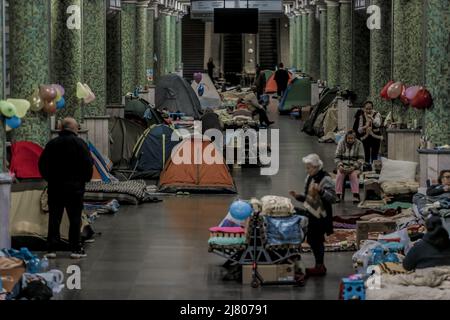 Kharkiv, Ucraina. 11th maggio 2022. Ucraini visti nella stazione della metropolitana dopo la fuga in mezzo all'invasione russa dell'Ucraina. La Russia ha invaso l'Ucraina il 24 febbraio 2022, scatenando il più grande attacco militare in Europa dalla seconda guerra mondiale (Foto di Aziz Karimov/SOPA Images/Sipa USA) Credit: Sipa USA/Alamy Live News Foto Stock