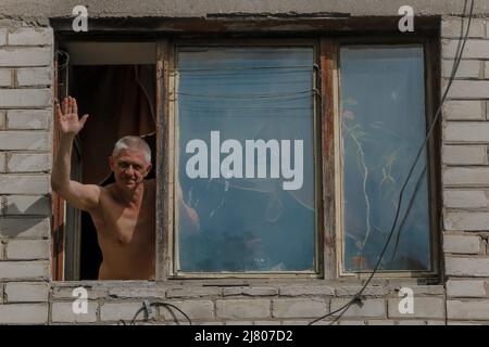 Kharkiv, Ucraina. 11th maggio 2022. Un uomo anziano ondeggia verso il personale dei media a Kharkiv in mezzo all'invasione russa dell'Ucraina. La Russia ha invaso l'Ucraina il 24 febbraio 2022, scatenando il più grande attacco militare in Europa dalla seconda guerra mondiale (Foto di Aziz Karimov/SOPA Images/Sipa USA) Credit: Sipa USA/Alamy Live News Foto Stock