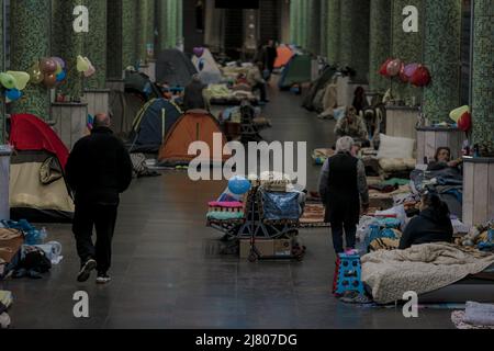 Kharkiv, Ucraina. 11th maggio 2022. Ucraini visti nella stazione della metropolitana dopo la fuga in mezzo all'invasione russa dell'Ucraina. La Russia ha invaso l'Ucraina il 24 febbraio 2022, scatenando il più grande attacco militare in Europa dalla seconda guerra mondiale (Foto di Aziz Karimov/SOPA Images/Sipa USA) Credit: Sipa USA/Alamy Live News Foto Stock