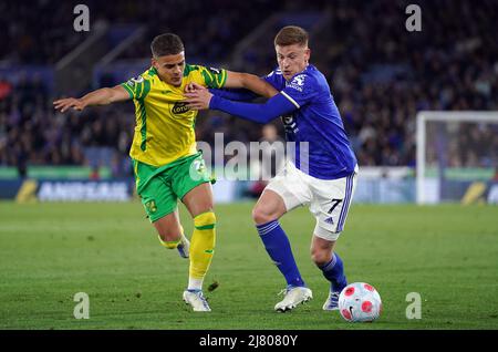 Harvey Barnes di Leicester City (a destra) e Max Aaronne di Norwich City combattono per la partita della Premier League al King Power Stadium di Leicester. Data foto: Mercoledì 11 maggio 2022. Foto Stock