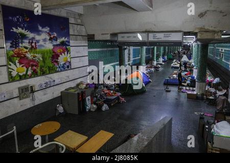 Kharkiv, Ucraina. 11th maggio 2022. Ucraini visti nella stazione della metropolitana dopo la fuga in mezzo all'invasione russa dell'Ucraina. La Russia ha invaso l'Ucraina il 24 febbraio 2022, scatenando il più grande attacco militare in Europa dalla seconda guerra mondiale (Credit Image: © Aziz Karimov/SOPA Images via ZUMA Press Wire) Foto Stock