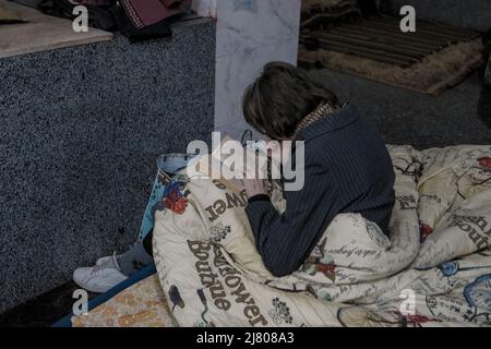 Kharkiv, Ucraina. 11th maggio 2022. Una donna legge il suo libro all'interno della stazione della metropolitana di Kharkiv in mezzo all'invasione russa dell'Ucraina. La Russia ha invaso l'Ucraina il 24 febbraio 2022, scatenando il più grande attacco militare in Europa dalla seconda guerra mondiale (Credit Image: © Aziz Karimov/SOPA Images via ZUMA Press Wire) Foto Stock