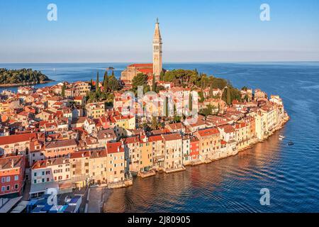 Vista aerea della città vecchia di Rovigno, popolare disperazione di viaggio in Istria, Croazia. Foto Stock