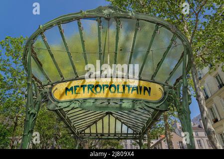 L'ingresso alla stazione Métro Abbesses è stato progettato da Hector Guimard, originariamente situato a Hôtel de Ville e spostato a Place des Abbesses nel 1974. Foto Stock