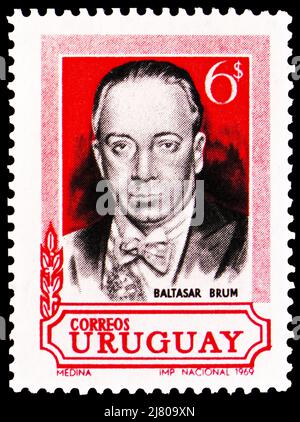 MOSCA, RUSSIA - 10 APRILE 2022: Francobollo stampato in Uruguay mostra Baltasar Brum (1883-1933), Presidente Baltasar Brum Commemoration serie, circa Foto Stock