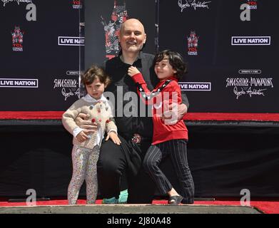 Los Angeles, Stati Uniti. 11th maggio 2022. Il frontman di Smashing Pumpkins Billy Corgan è Unito da sua figlia, Philomena Clementine Corgan (L) e il figlio Augustus Juppiter Corgan durante una cerimonia di stampa che immortala i Smashing Pumpkins nel piazzale del TCL Chinese Theatre (ex Grauman's) nella sezione di Hollywood di Los Angeles mercoledì 11 maggio 2022. Foto di Jim Ruymen/UPI Credit: UPI/Alamy Live News Foto Stock