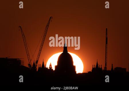 Londra, Regno Unito. 11th maggio 2022. Tempo britannico: Serata drammatica tramonta il sole dietro la Cattedrale di St. Paul vista dalla cima del Greenwich Park. Credit: Guy Corbishley/Alamy Live News Foto Stock