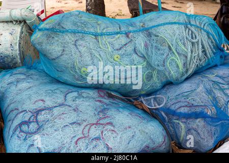 Reti da pesca arrotolate e imballate in sacchi trasparenti. Pesca in paesi asiatici. Foto Stock