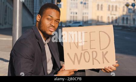 In cerca di lavoro. Sparato maschio sconvolto millenario. Un uomo d'affari che perde affari e cerca lavoro in crisi. Triste gara mista giovane adulto nero uomo Foto Stock