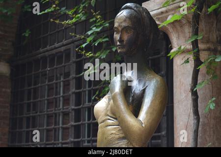 Verona, Italia. 07 maggio 2022: Una statua di Giulietta in bronzo si trova nel cortile della Casa di Giulietta. Credito: Birju Foto Stock