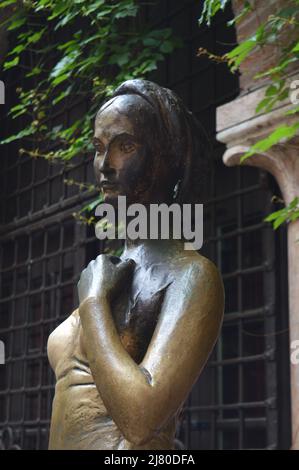 Verona, Italia. 07 maggio 2022: Una statua di Giulietta in bronzo si trova nel cortile della Casa di Giulietta. Credito: Birju Foto Stock