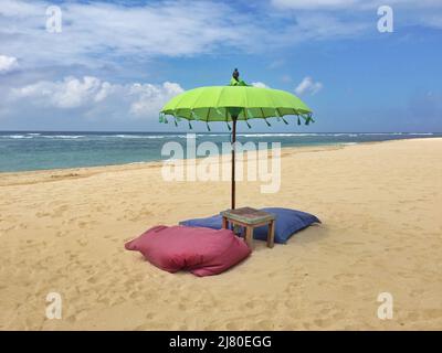 Ombrellone e cuscini sulla spiaggia tropicale, Nusa Dua, Bali, Indonesia Foto Stock