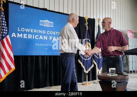 Kankakee, Stati Uniti d'America. 11th maggio 2022. Kankakee, Stati Uniti d'America. 11 maggio 2022. Il presidente degli Stati Uniti Joe Biden, a sinistra, scuote le mani con il contadino Jeff o'Connor, proprietario delle fattorie o'Connor, durante una visita alla sua fattoria, il 11 maggio 2022 a Kankakee, Illinois. Biden ha visitato la fattoria e ha consegnato un indirizzo sulla fornitura di cibo e le interruzioni dei prezzi a causa dell'invasione russa dell'Ucraina. Credit: Adam Schultz/White House Photo/Alamy Live News Foto Stock