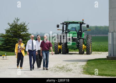 Kankakee, Stati Uniti d'America. 11th maggio 2022. Kankakee, Stati Uniti d'America. 11 maggio 2022. Il presidente degli Stati Uniti Joe Biden, cammina con il contadino Jeff o'Connor, proprietario di o'Connor Farms, durante una visita alla sua fattoria, 11 maggio 2022 a Kankakee, Illinois. Camminando dietro Biden è il Segretario dell'Agricoltura Tom Vilsack e il Rep. Robin Kelly dell'Illinois. Credit: Adam Schultz/White House Photo/Alamy Live News Foto Stock