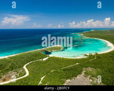 Vista aerea del Blue Hole di Dean e del paesaggio della spiaggia, Long Island, Bahamas Foto Stock