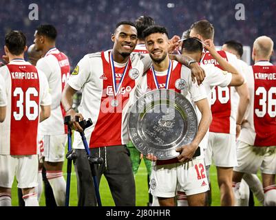 AMSTERDAM - (lr) Ryan Gravenberch di Ajax e Noussair Mazraoui di Ajax celebrano il campionato nazionale dopo la partita di campionato olandese tra Ajax Amsterdam e sc Heerenveen alla Johan Cruijff Arena il 11 maggio 2022 ad Amsterdam, Paesi Bassi. ANP OLAF KRAAK Foto Stock