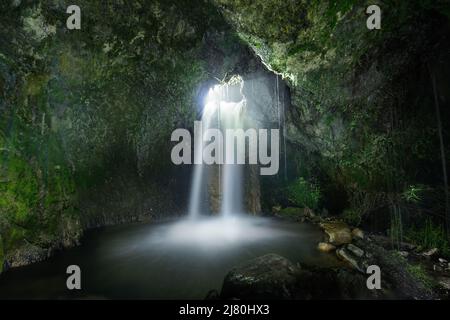 Una piccola serie di cascate precipita attraverso le rocce nella S Foto Stock