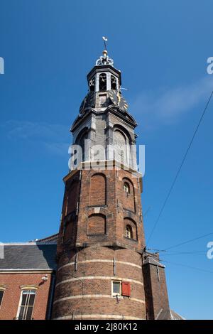 Storica torre del Munttoren ad Amsterdam, Paesi Bassi, contro un cielo azzurro limpido durante una giornata di sole Foto Stock