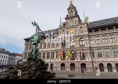 Monumento a Silvio Brabo di fronte al municipio di Anversa, noto anche come Stadhuis van Antwerpen - piazza centrale di grote markt ad Anversa, Belgio, Europa Foto Stock