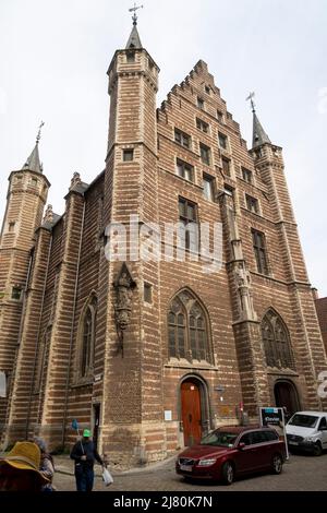 Il Vleeshuis ad Anversa, Belgio, storico edificio europeo in stile gotico con frontoni a punta e torri con finestre ornate e ingressi ad arco Foto Stock