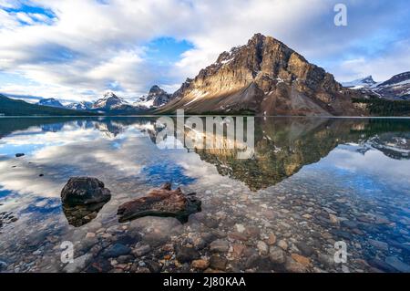 Monte Crowfoot Reflection a Bow Lake, Canadian Rockies, Banff National Park, Alberta, Canada Foto Stock
