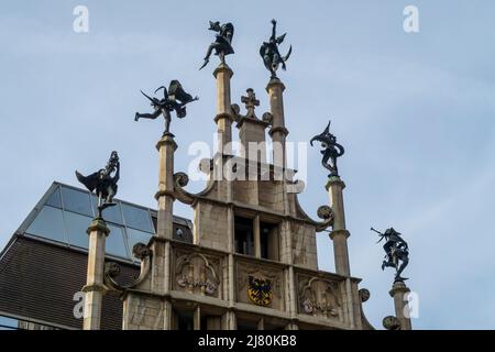 Statue di harlequins e giarrettoni sul tetto di un antico edificio storico a Gand, Belgio, Europa Foto Stock