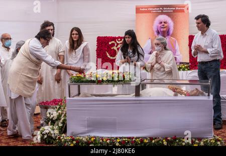 Mumbai, India. 11th maggio 2022. MUMBAI, INDIA - MAGGIO 11: L'attore Bollywood Amitabh Bachchan e sua moglie Jaya Bachchan pagano gli ultimi omaggi al maestro Santoor Pandit Shivkumar Sharma nella sua residenza Juhu il 11 maggio 2022 a Mumbai, India. (Foto di Pratik Chorge/Hindustan Times/Sipa USA) Credit: Sipa USA/Alamy Live News Foto Stock