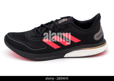 Scarpa da running Adidas Boost isolata su sfondo bianco Foto Stock