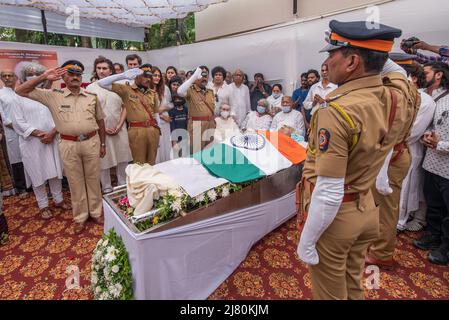 Mumbai, India. 11th maggio 2022. MUMBAI, INDIA - MAGGIO 11: Il personale della polizia dà la Guardia d'onore al maestro Santoor Pandit Shivkumar Sharma prima del funerale nella sua residenza Juhu il 11 maggio 2022 a Mumbai, India. (Foto di Pratik Chorge/Hindustan Times/Sipa USA) Credit: Sipa USA/Alamy Live News Foto Stock