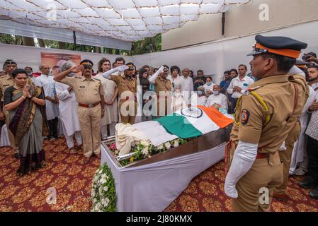 Mumbai, India. 11th maggio 2022. MUMBAI, INDIA - MAGGIO 11: Il personale della polizia dà la Guardia d'onore al maestro Santoor Pandit Shivkumar Sharma prima del funerale nella sua residenza Juhu il 11 maggio 2022 a Mumbai, India. (Foto di Pratik Chorge/Hindustan Times/Sipa USA) Credit: Sipa USA/Alamy Live News Foto Stock