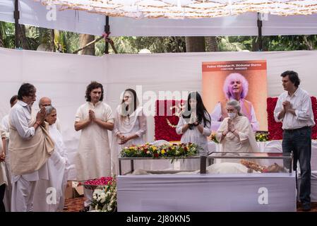 Mumbai, India. 11th maggio 2022. MUMBAI, INDIA - MAGGIO 11: L'attore Bollywood Amitabh Bachchan e sua moglie Jaya Bachchan pagano gli ultimi omaggi al maestro Santoor Pandit Shivkumar Sharma nella sua residenza Juhu il 11 maggio 2022 a Mumbai, India. (Foto di Pratik Chorge/Hindustan Times/Sipa USA) Credit: Sipa USA/Alamy Live News Foto Stock