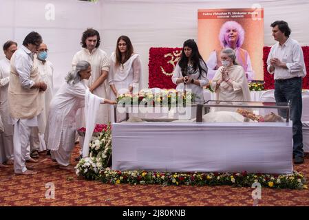 Mumbai, India. 11th maggio 2022. MUMBAI, INDIA - MAGGIO 11: L'attore Bollywood Amitabh Bachchan e sua moglie Jaya Bachchan pagano gli ultimi omaggi al maestro Santoor Pandit Shivkumar Sharma nella sua residenza Juhu il 11 maggio 2022 a Mumbai, India. (Foto di Pratik Chorge/Hindustan Times/Sipa USA) Credit: Sipa USA/Alamy Live News Foto Stock