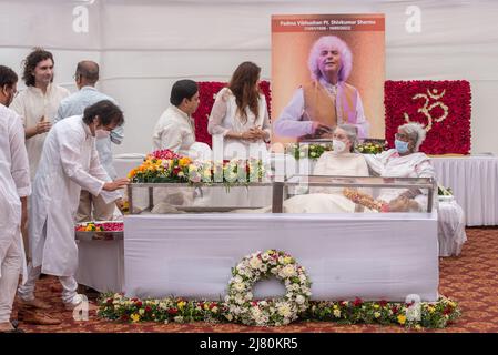 Mumbai, India. 11th maggio 2022. MUMBAI, INDIA - MAGGIO 11: Il maestro tabla Zakir Hussain paga gli ultimi rispetti al maestro Santoor Pandit Shivkumar Sharma nella sua residenza Juhu il 11 maggio 2022 a Mumbai, India. (Foto di Pratik Chorge/Hindustan Times/Sipa USA) Credit: Sipa USA/Alamy Live News Foto Stock