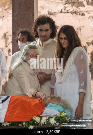 Mumbai, India. 11th maggio 2022. MUMBAI, INDIA - MAGGIO 11: I membri della famiglia vicino ai resti mortali del maestro Santoor Pandit Shivkumar Sharma durante i funerali a Pawan Hans crematorio, Vile Parle il 11 maggio 2022 a Mumbai, India. (Foto di Pratik Chorge/Hindustan Times/Sipa USA) Credit: Sipa USA/Alamy Live News Foto Stock