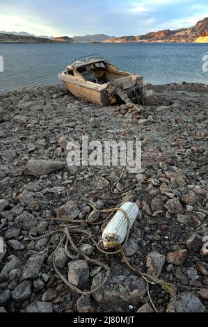 10 maggio 2022, Lake Mead National Recreation Area, Nevada, USA: Una barca ex sunken ora si trova sulla terra asciutta lungo il lago Mead, colpito dalla siccità, presso l'area ricreativa nazionale del lago Mead. Il Bureau of Reclamation degli Stati Uniti ha riferito che il lago Mead, il più grande bacino artificiale del Nord America, è sceso a circa 1.052 piedi sopra il livello del mare, il più basso è stato da allora essere riempito nel 1937 dopo la costruzione della diga di Hoover. Due serie di resti umani sono stati scoperti recentemente mentre il lago continua a recedere. Il calo dei livelli delle acque è il risultato di una coppia di megadrought alimentata dal cambiamento climatico Foto Stock