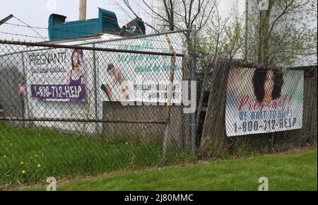 Waukegan, Illinois, Stati Uniti. 11th maggio 2022. I segni che offrono i servizi di consulenza di gravidanza affrontano la clinica pianificata di parenthood a Waukegan, Illinois, è mostrato mercoledì 11 maggio 2022. La clinica ha aperto nel 2020 con il pensiero che un giorno potrebbe essere necessario per servire i pazienti provenienti dal Wisconsin, a nord di Waukegan, se Roe v. Wade è rovesciato. Il Wisconsin tornerebbe ad una legge del 1849 che proibiva l'aborto se non per salvare la vita della madre. (Credit Image: © Mark Hertzberg/ZUMA Press Wire) Foto Stock