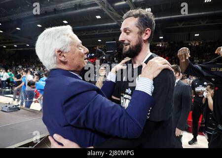 Bologna, Italia. 11th maggio 2022. La squadra italiana â&#X80;&#X9C;Segafredoâ&#X80;&#x9d; si rallegra per la vittoria del torneo di pallacanestro Eurocup al termine della partita finale di Virtus Segafredo Bologna vs. Frutti Extra Bursaspor all'Arena Segafredo - nella foto: Amministratore delegato di Segafredo massimo Zanetti con Marco Belinelli - Bologna, 11 maggio 2022 credito: Agenzia fotografica indipendente/Alamy Live News Foto Stock