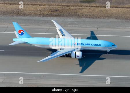 Atterraggio aereo del Boeing 777 dell'Air Cargo coreano. Velivolo 777 carico. Velivolo da freighter di KoreanAir Cargo che dispiegano la spinta inversa e le stecche. Foto Stock