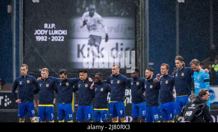 LEEUWARDEN - prima dell'inizio della partita, i giocatori osserveranno un minuto di silenzio in memoria dell'ex giocatore Jody Lukoki durante la partita olandese Erevisione tra SC Cambuur e Willem II al Cambuur Stadium il 11 maggio 2022 a Leeuwarden, Olanda. LASKER COR ANP Foto Stock