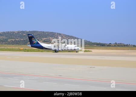 Passeggero turbo propulsore aereo Olympic Airlines ATR 42 SX-OAX sulla pista Foto Stock