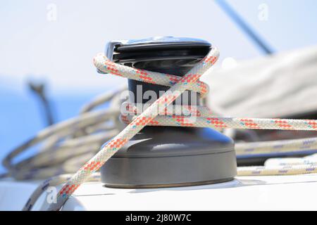 Drizza principale di verricello su yacht a vela da vicino Foto Stock