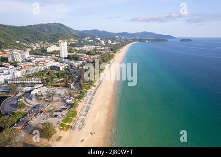 Drone aereo di mare tropicale bellissime onde che si infrangono su spiagge sabbiose a karon Beach a phuket thailandia Foto Stock