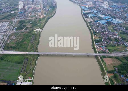 LIUZHOU, CINA - 11 MAGGIO 2022 - una foto aerea scattata con un veicolo aereo senza equipaggio mostra l'aumento del livello dell'acqua sulle estremità superiori della Pearl R. Foto Stock