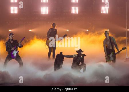 Torino, Italia. 11th maggio 2022. Achille Lauro in performance sul palco del 2022 Torino Eurovisione Song Contest Credit: Marco Destefanis/Alamy Live News Foto Stock