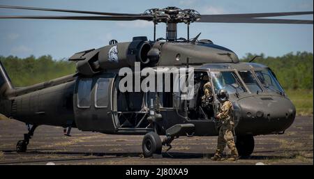 A Soldier inizia le procedure di arresto sui suoi elicotteri Blackhawk UH-60 dopo una dimostrazione all'evento open house del 6th Ranger Training Battaglione maggio 7 presso la base dell'aeronautica Eglin, Fl. l'evento è stata una possibilità per il pubblico di imparare come i Rangers si allenano e operano. L'evento mostra attrezzature, armi, uno zoo rettile, pittura facciale e sparare armi tra gli altri. Le dimostrazioni hanno mostrato combattimenti a mano, un salto con il paracadute, uno spettacolo di serpenti e dei Rangers in azione. (STATI UNITI Air Force photo/Samuel King Jr.) Foto Stock